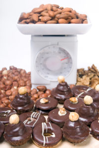 称巧克力糖果、饼干和坚果的秤