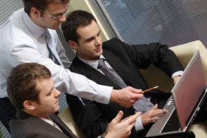 办公室工作人员在会议上