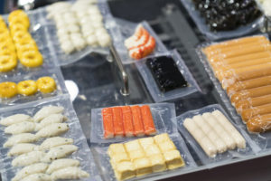 各种各样的食物包装在紧塑料中