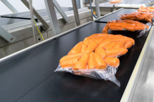 食品包装生产线上的胡萝卜真空包装